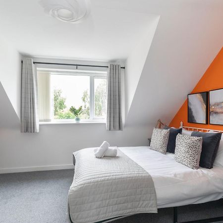 Modern Four Bedroom Four Bathroom Home Cheltenham Exterior foto