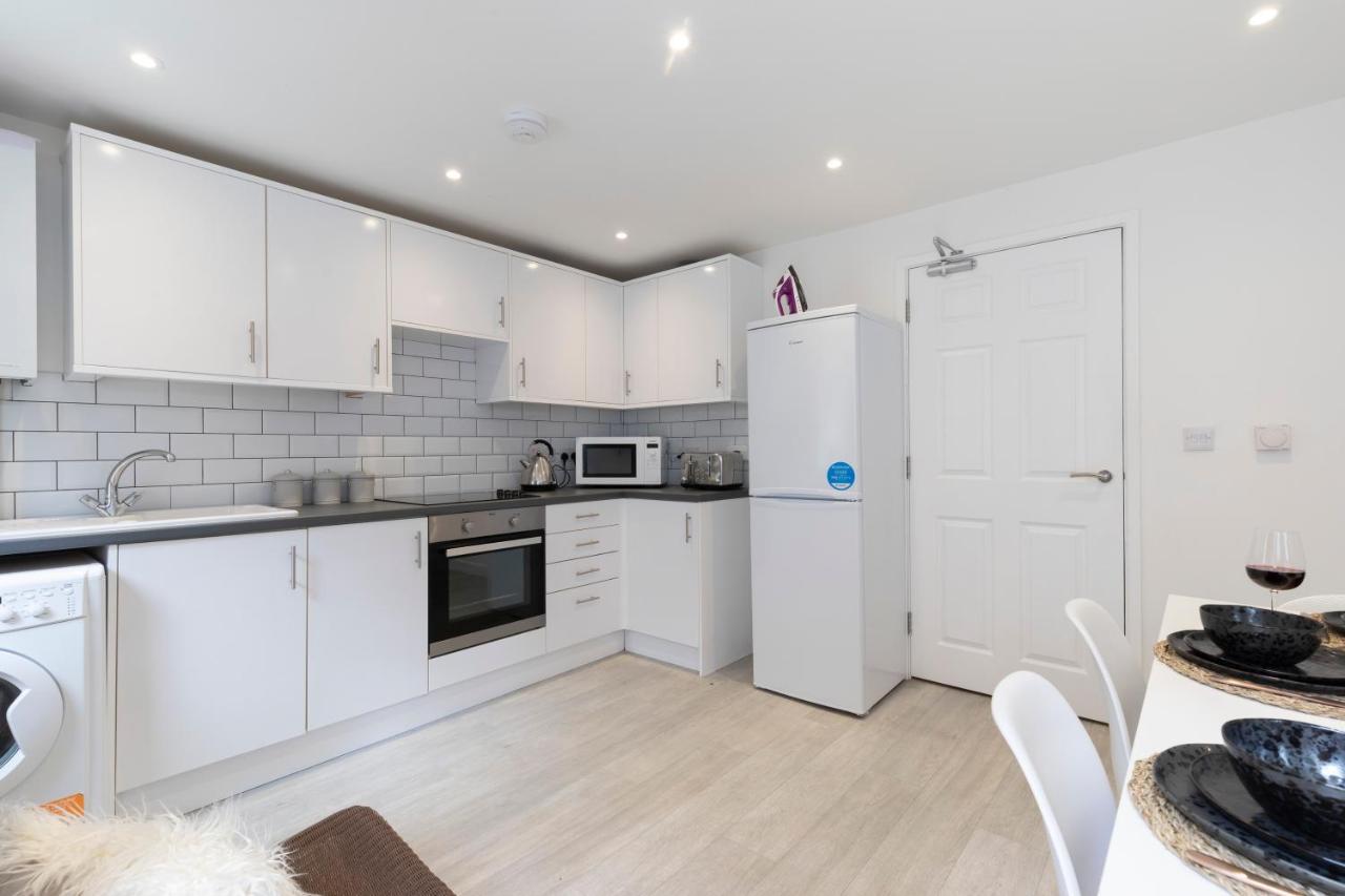 Modern Four Bedroom Four Bathroom Home Cheltenham Exterior foto