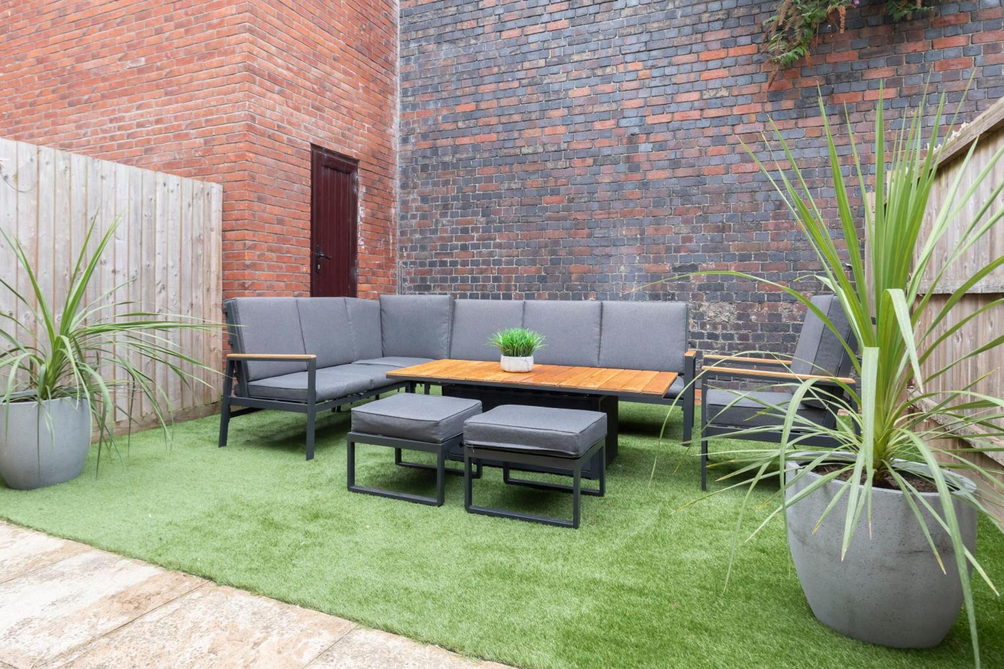 Modern Four Bedroom Four Bathroom Home Cheltenham Exterior foto